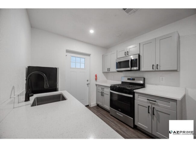 Building Photo - Charming Phoenix 1/1 Apartment with Modern Upgrades &amp; Prime Location!