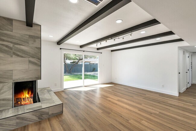 Building Photo - Remodeled 3 Bed 2 Bath 2 Car Garage Unfurnished 12 month lease with bonus room and AC in 2 car ga...