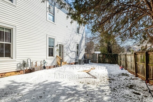 Building Photo - 8753 Signal Hill Rd