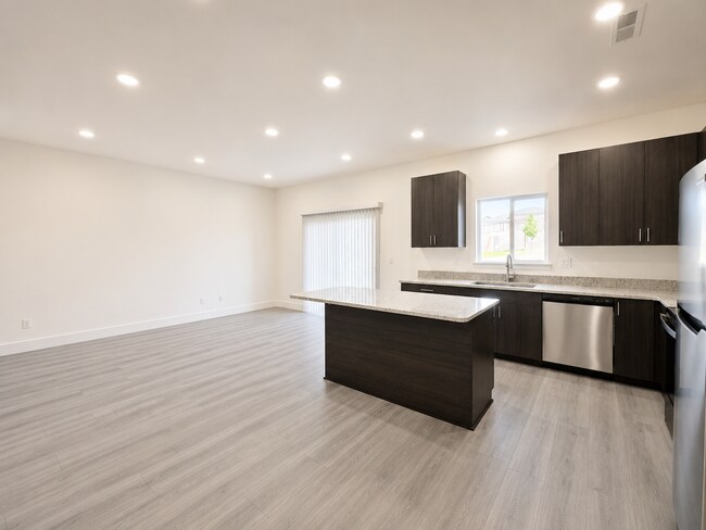Building Photo - 5882 W 40th Ct