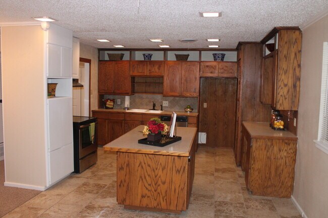 Building Photo - PRE-LEASING For August! 4 Bedroom/ 2 Bath Updated house close to TTU and LCU