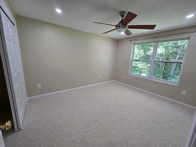Building Photo - 5 Periwinkle Ln