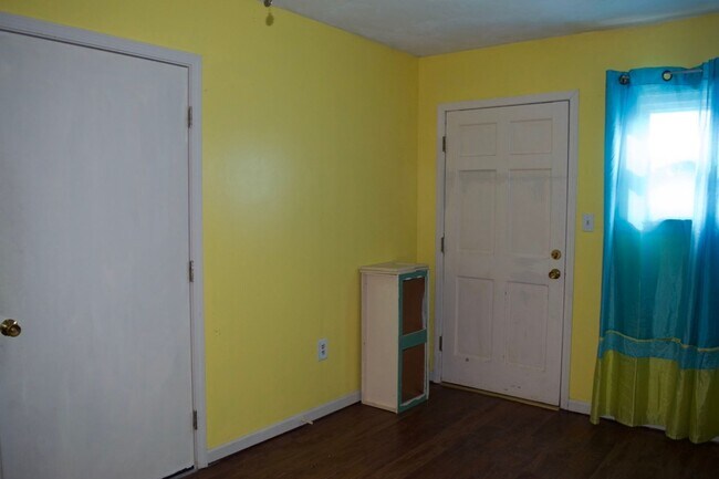 Building Photo - Great 3 Bed 2 Bath House!