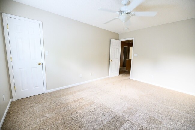 Building Photo - 2000 Lannigan Dr