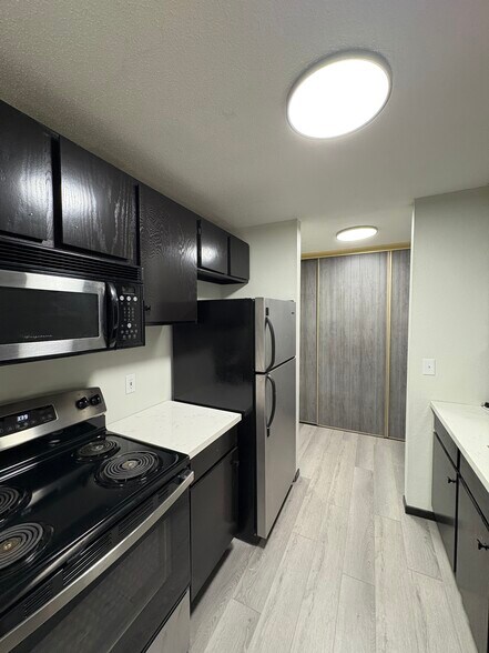 Granite/Quarts counter tops - 907 Coulee Rd