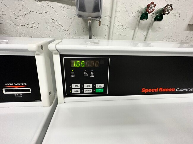 Building Photo - 600 Village Green Ct