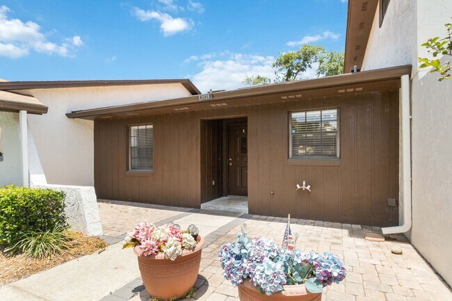 Building Photo - Beautiful Modern 2/1 Townhome in St. Cloud's Pine Lake Villas