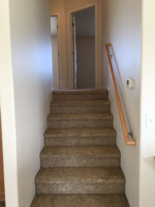 Building Photo - 3 Bed 3 Bath Twin Home