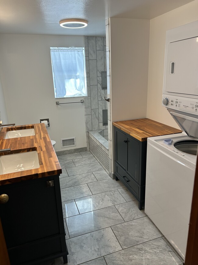 Main Bathroom & Washer/Dryer - 110 W Elmer St