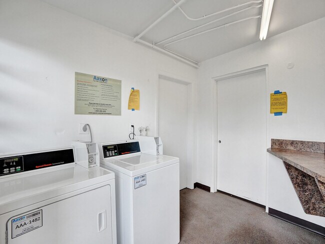 Building Photo - 3014 Cornwall A