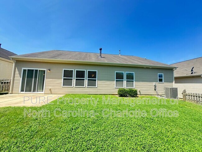 Building Photo - 3520 Larkhaven Ave SW