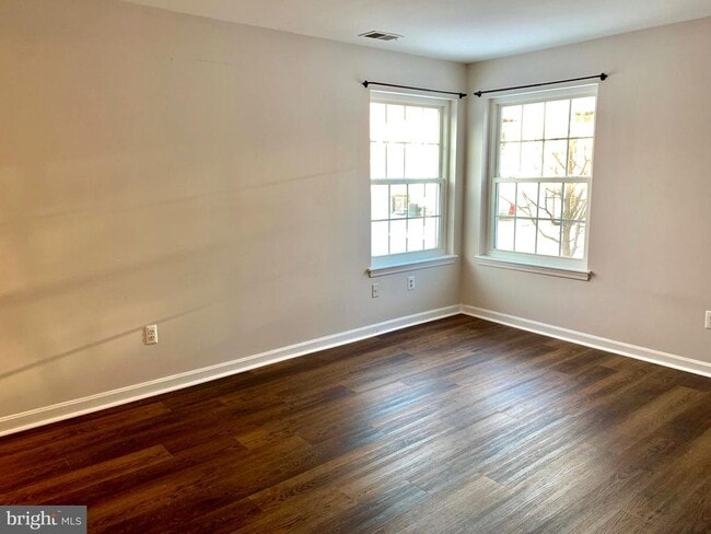 Building Photo - 102 Three Coin Way