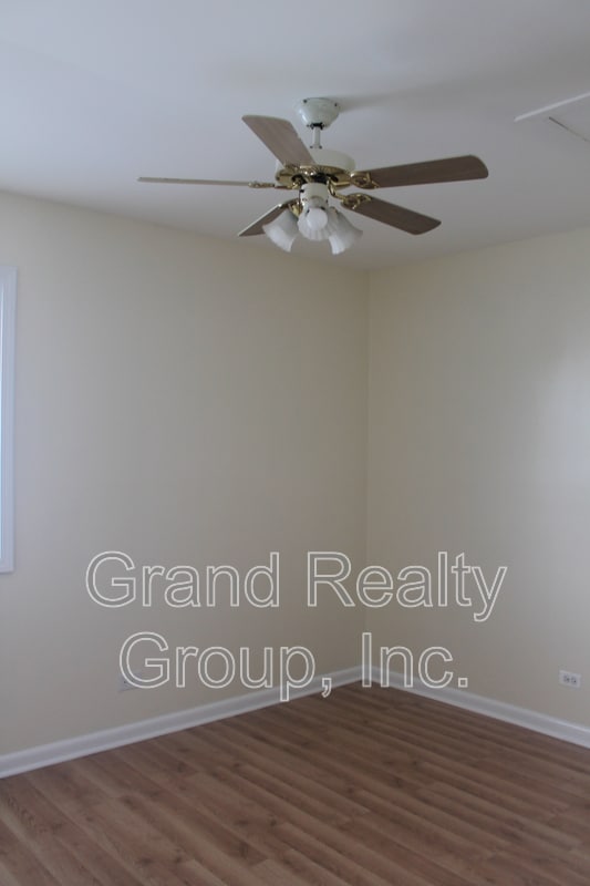 Building Photo - 440 Meadow Green Ln