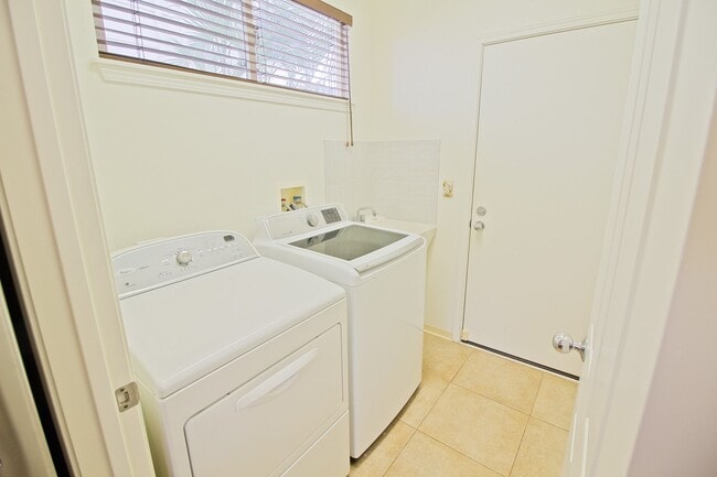 Building Photo - Stunning 4-Bedroom Home with Solar and Sal...