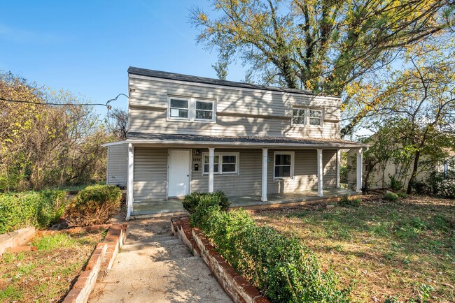 Building Photo - Inviting 3-Bedroom Home with Deck, Central...