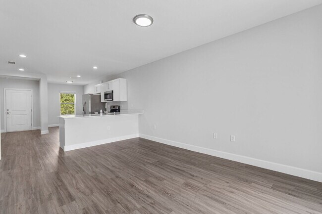 Building Photo - "Charming 3-Bed, 2-Bath Duplex Gem in Port Charlotte - Your Ideal Home Awaits!"