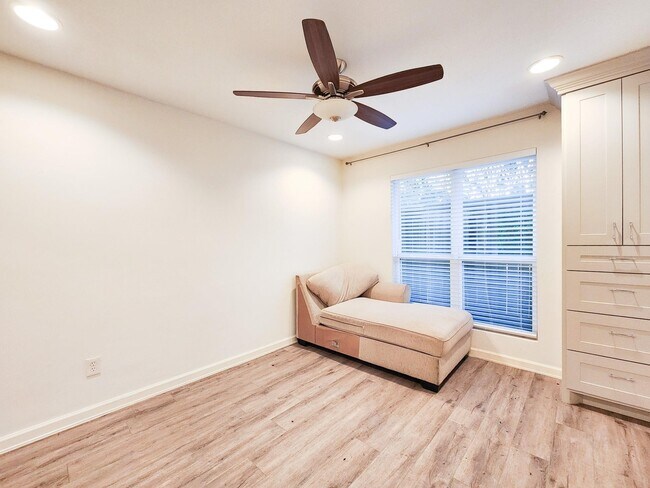 Building Photo - 3900 Woodchase Dr