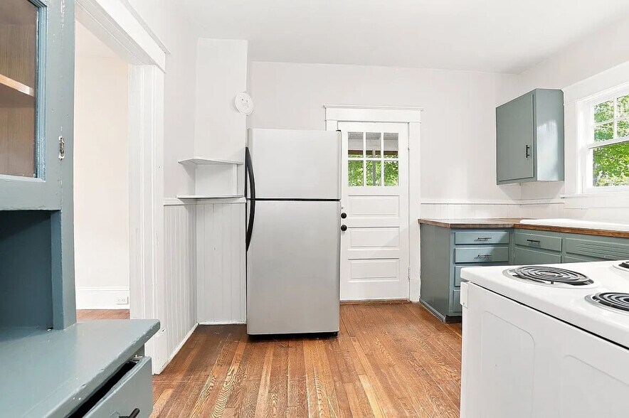 Building Photo - Room in Single Family Home on Walker Ave