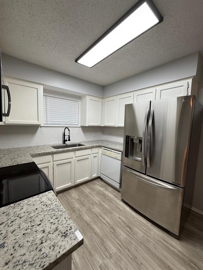 Building Photo - 5608 Cougar Dr