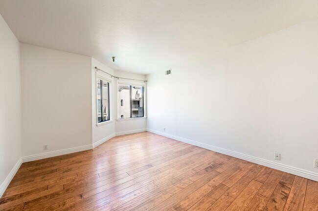 Building Photo - Modern Condo with over 1300 Square Feet wi...
