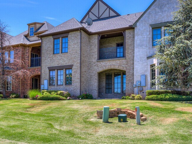 Building Photo - Luxury Edmond Townhome Overlooking Waterfa...