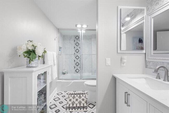 Building Photo - 1147 Hillsboro Mile