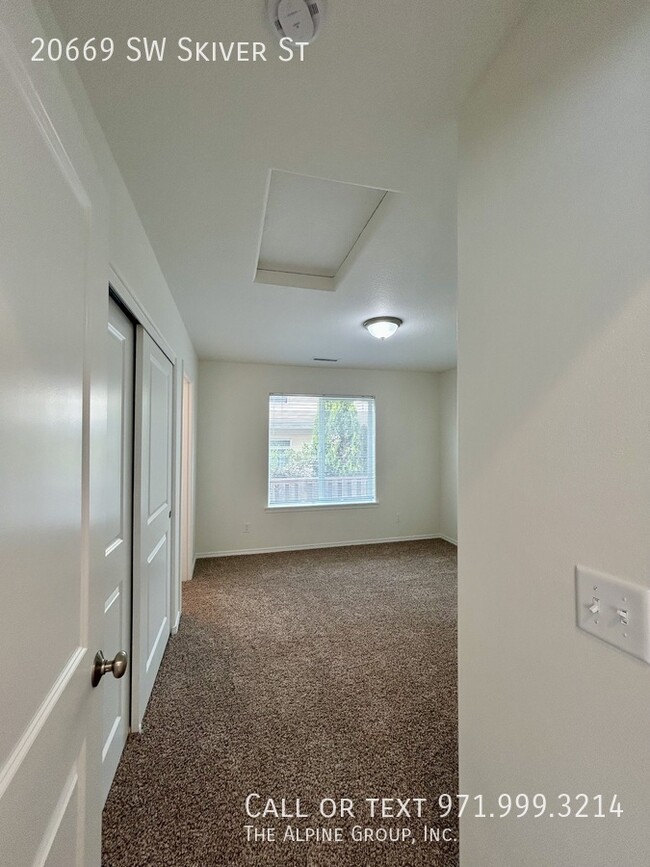 Building Photo - 20669 SW Skiver St