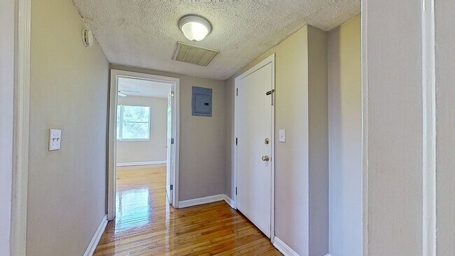 Building Photo - 828 Acosta St