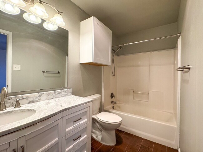 Building Photo - 3-Bedroom Home in Milwaukee Ridge HOA