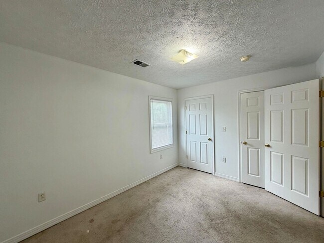 Building Photo - 116 T-Bird Ln