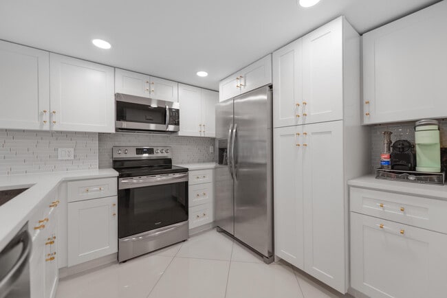 Building Photo - 3000 E Sunrise Blvd