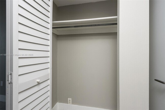 Building Photo - 500 Bayview Dr