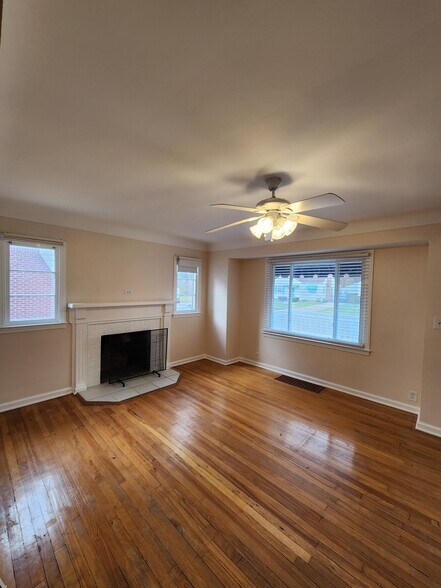 Building Photo - 301 Hastings St