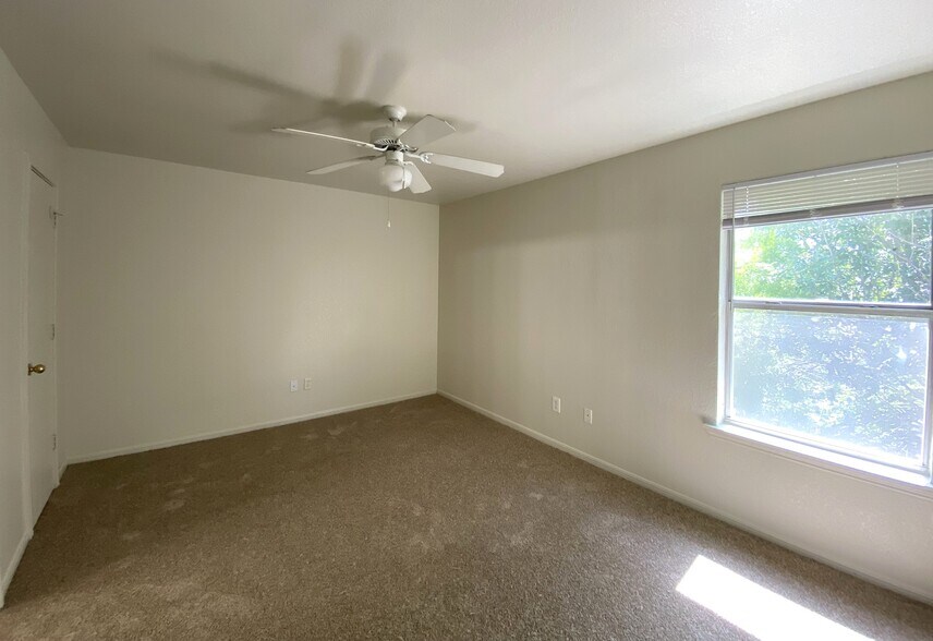 Building Photo - 334 S 40th St