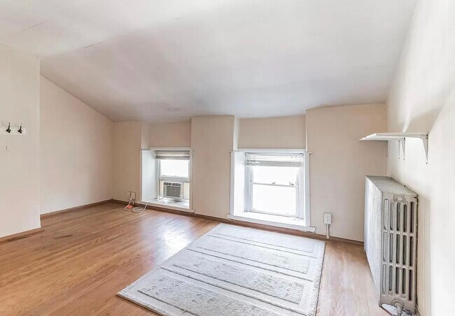 Building Photo - 160 Roxborough Ave