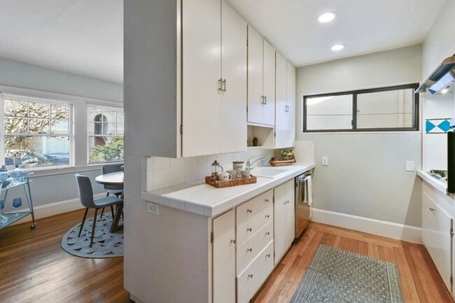 Building Photo - 850 Warfield Ave