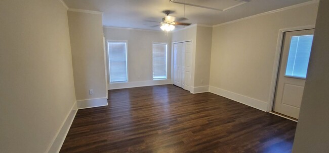 Building Photo - Nice 4 bedroom, 2 bath unit