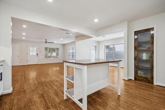 Building Photo - 1719 W 23rd St