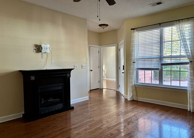 Building Photo - Available June 1st. Gorgeous 3 BR/2 BA Home Available in Desirable Whitney Lakes!