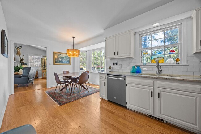 Building Photo - Gorgeous Mid-Century Modern Ranch in West Raleigh near NCSU and Lake Johnson - Fenced-in Backyard!