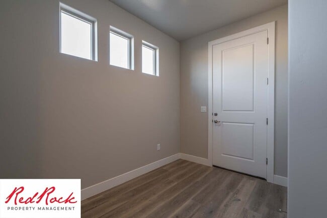 Building Photo - Spacious Townhome in Hurricane Heights