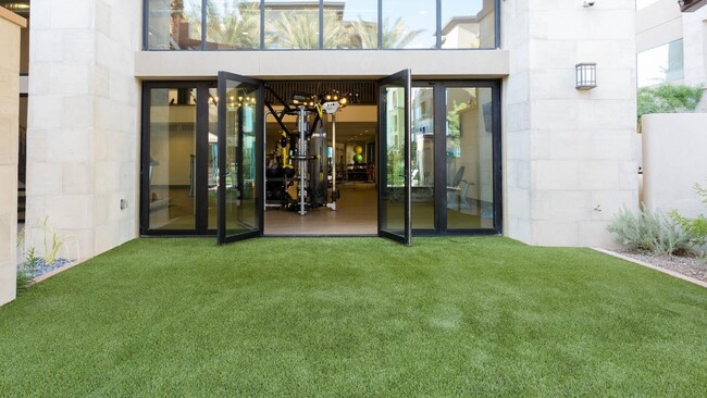 Building Photo - 555 S Galleria Way