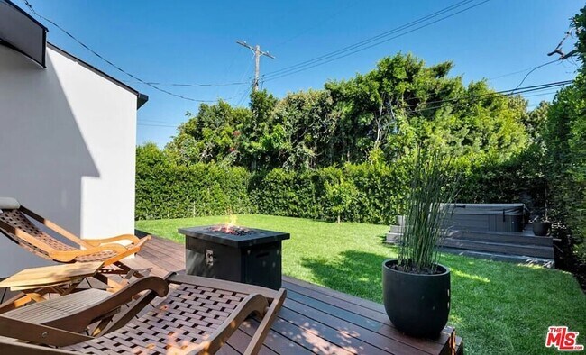 Building Photo - 418 N Bowling Green Way