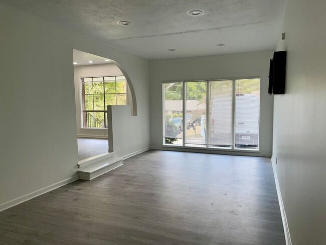 Building Photo - Spacious 3 Bedroom Ranch Under $1,400!