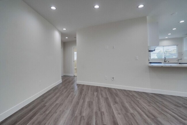 Building Photo - 715 N Marlborough Ave