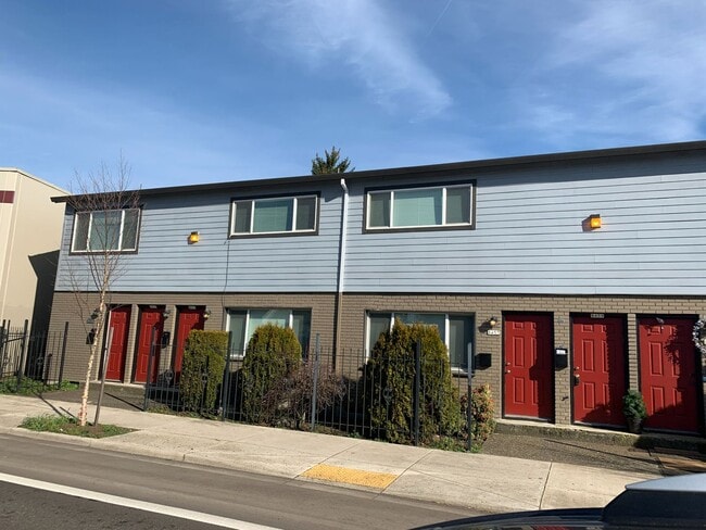 Building Photo - Spacious Top Floor One Bedroom w/ Open Flo...