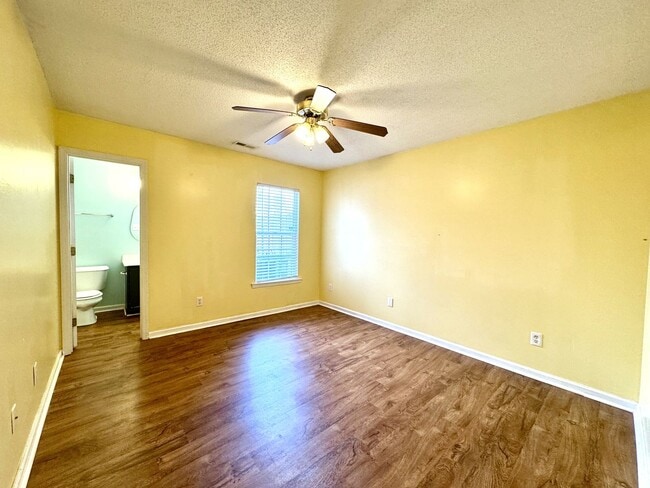 Building Photo - Adorable 2BR/2 Bath Duplex!