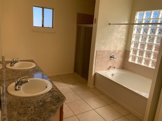 Building Photo - 4BD/2BA/2CG 1900 sf in Canyon de Flores subdivision, Sierra Vista, AZ