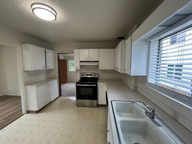 Building Photo - Great 3 bedroom 1.75 bath House in Tacoma with large backyard!