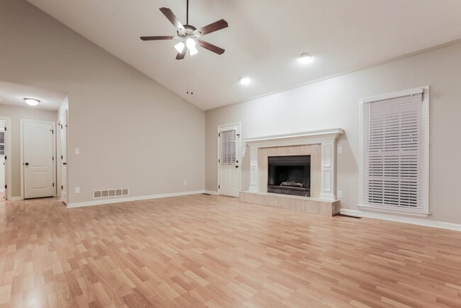 Building Photo - 107 Springwater Trce